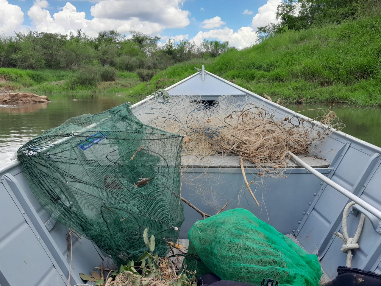 Operação Piracema apreende 80 metros de rede de pesca, um covo e 11 anzóis durante patrulhamento no Rio Aguapeí, em Adamantina