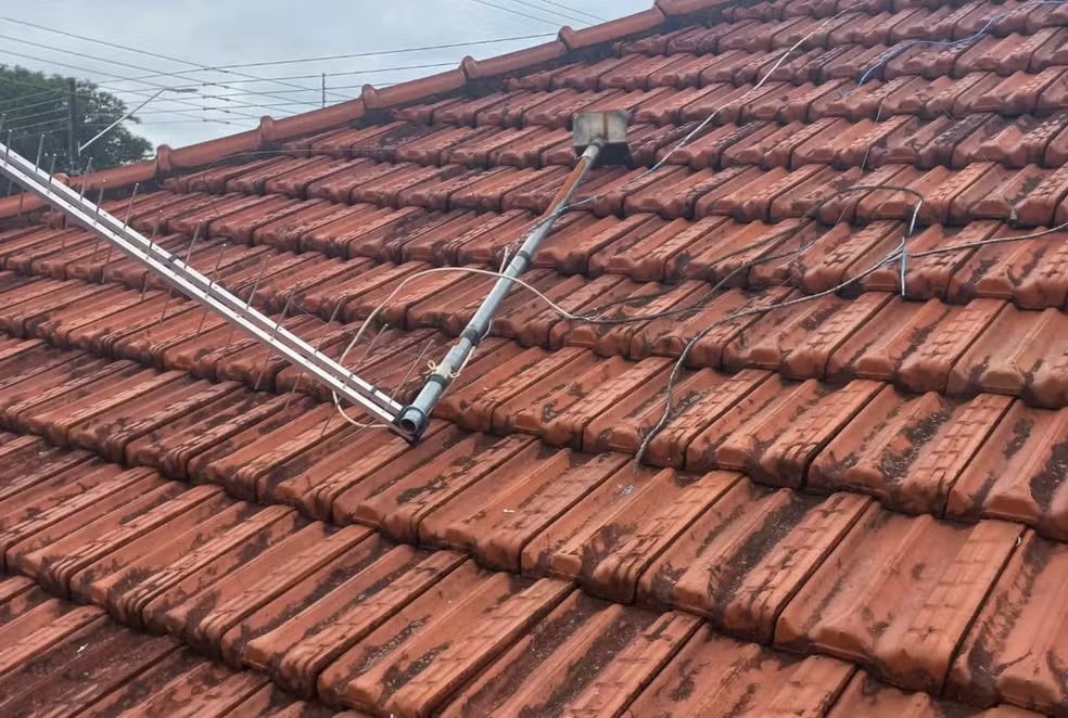 Jovem de 18 anos fica ferido e desmaia após raio atingir antena de televisão