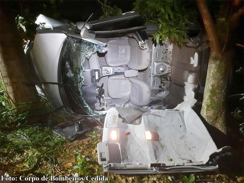 Três pessoas ficaram feridas em um capotamento na SP-294