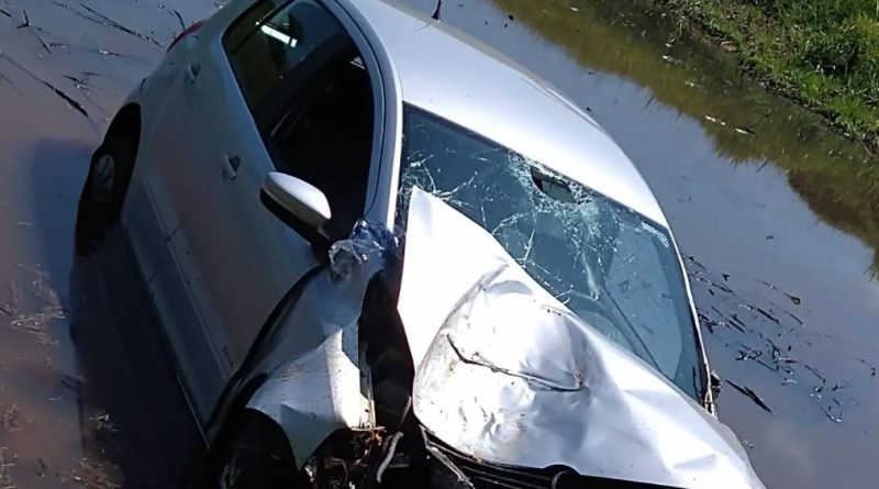 Homem passa mal enquanto dirigia e cai com carro em lagoa, em Lucélia