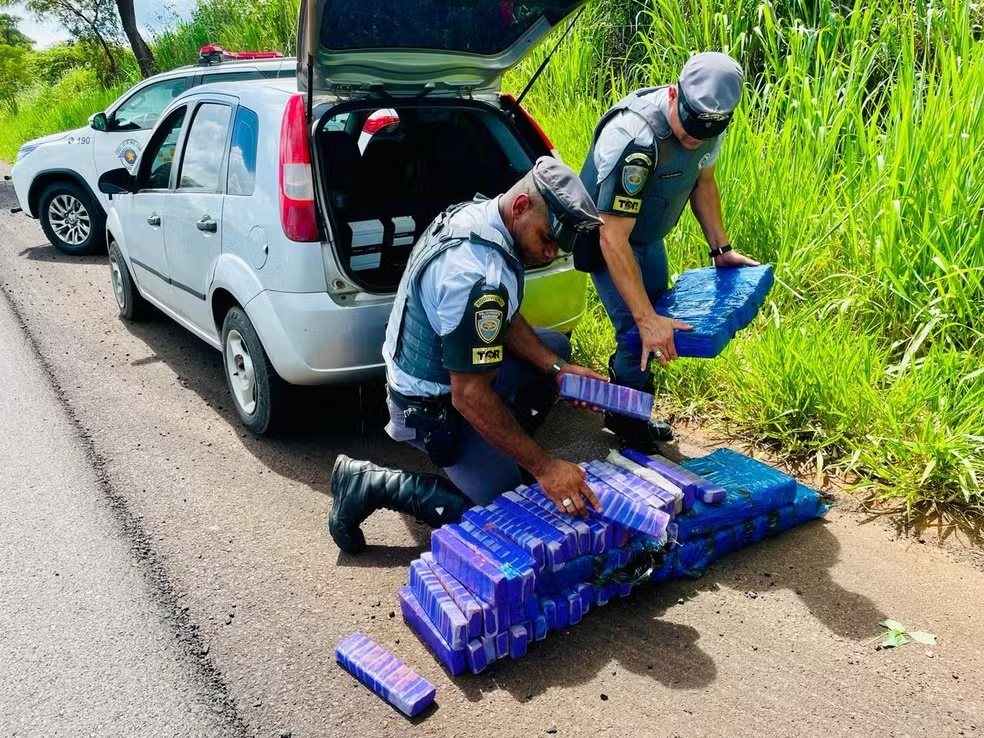 Motorista e passageiro são presos com 119 tabletes de maconha escondidos em porta-malas de carro