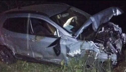 Carro fica destruído ao se envolver em atropelamento de bovinos em estrada que liga Mariápolis e Caiabu