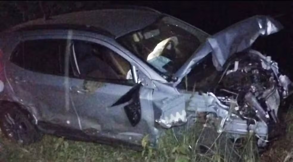 Carro fica destruído ao se envolver em atropelamento de bovinos em estrada que liga Mariápolis e Caiabu