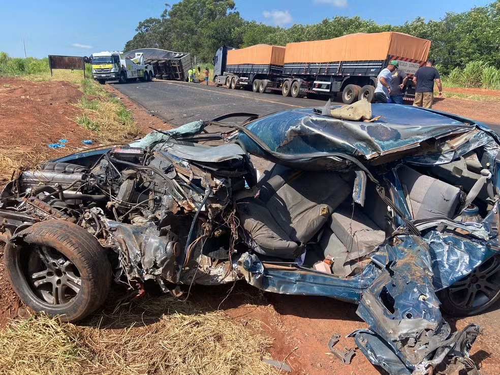 Motorista morre após colidir contra carreta na Rodovia