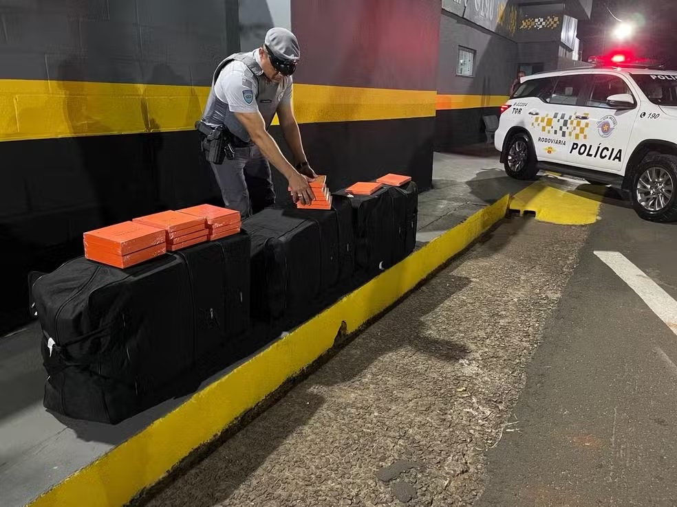 Polícia Rodoviária apreende carga com 7,5 mil relógios de pulso sem documentação fiscal