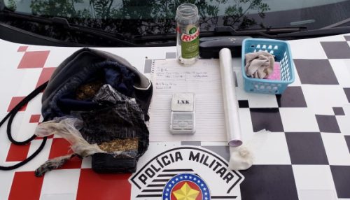 Em ocorrência inicial de violência doméstica, PM prende rapaz de 20 anos por tráfico de drogas