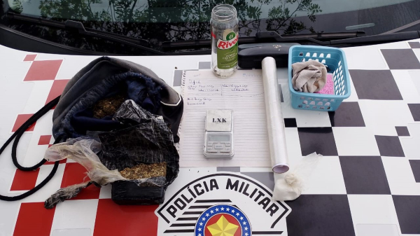 Em ocorrência inicial de violência doméstica, PM prende rapaz de 20 anos por tráfico de drogas