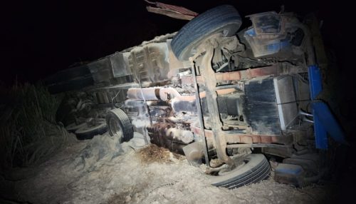 Homem morre atropelado na SP-294 em Parapuã; caminhão tomba e condutor fica ferido no acidente