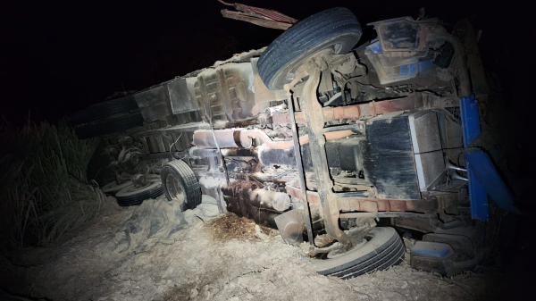 Homem morre atropelado na SP-294 em Parapuã; caminhão tomba e condutor fica ferido no acidente