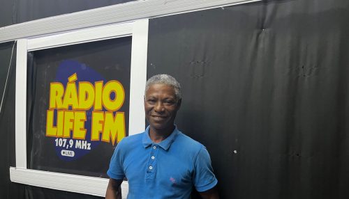 Servidor público concede entrevista sobre sua posse como presidente de bairro.