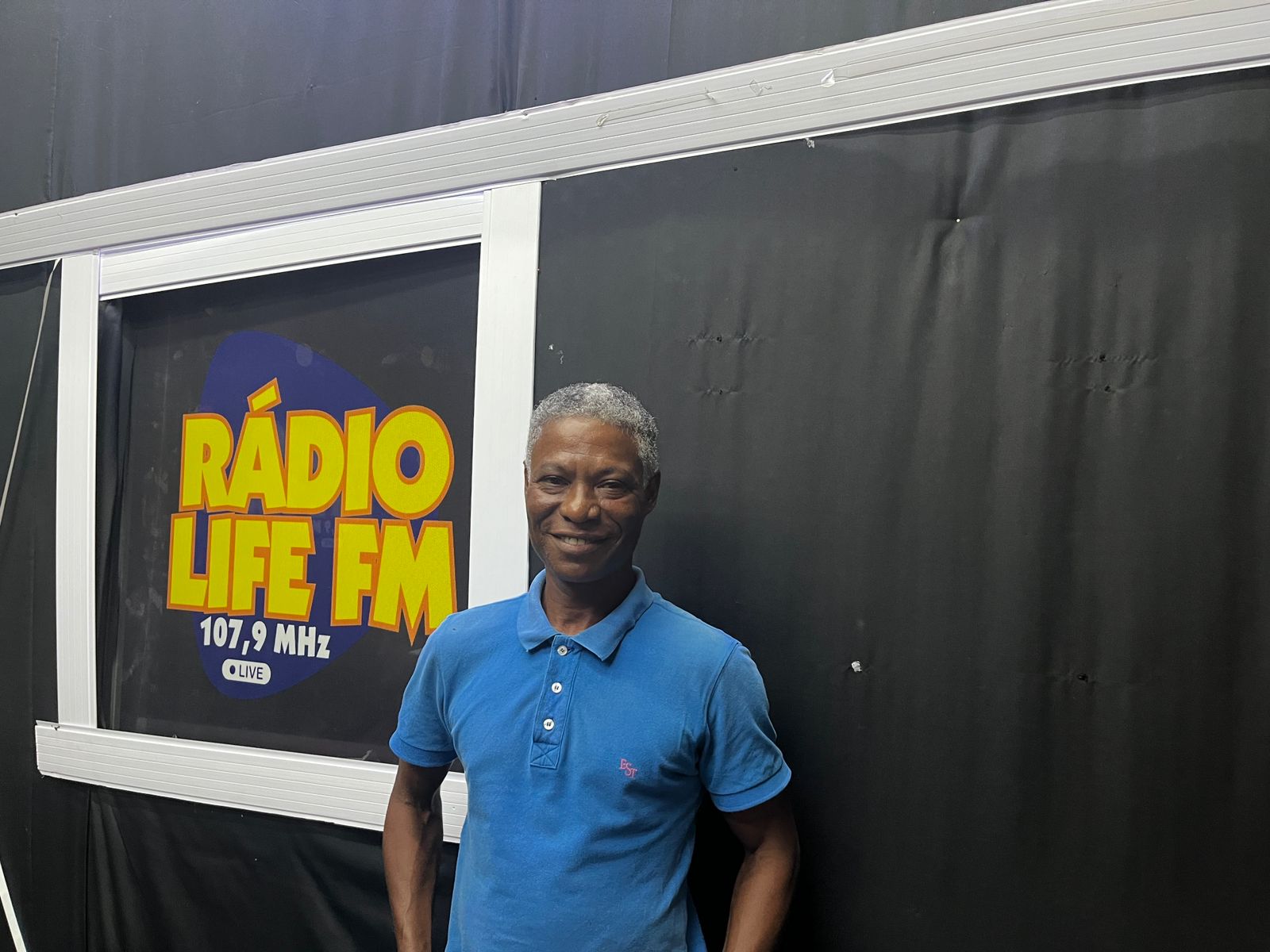 Servidor público concede entrevista sobre sua posse como presidente de bairro.