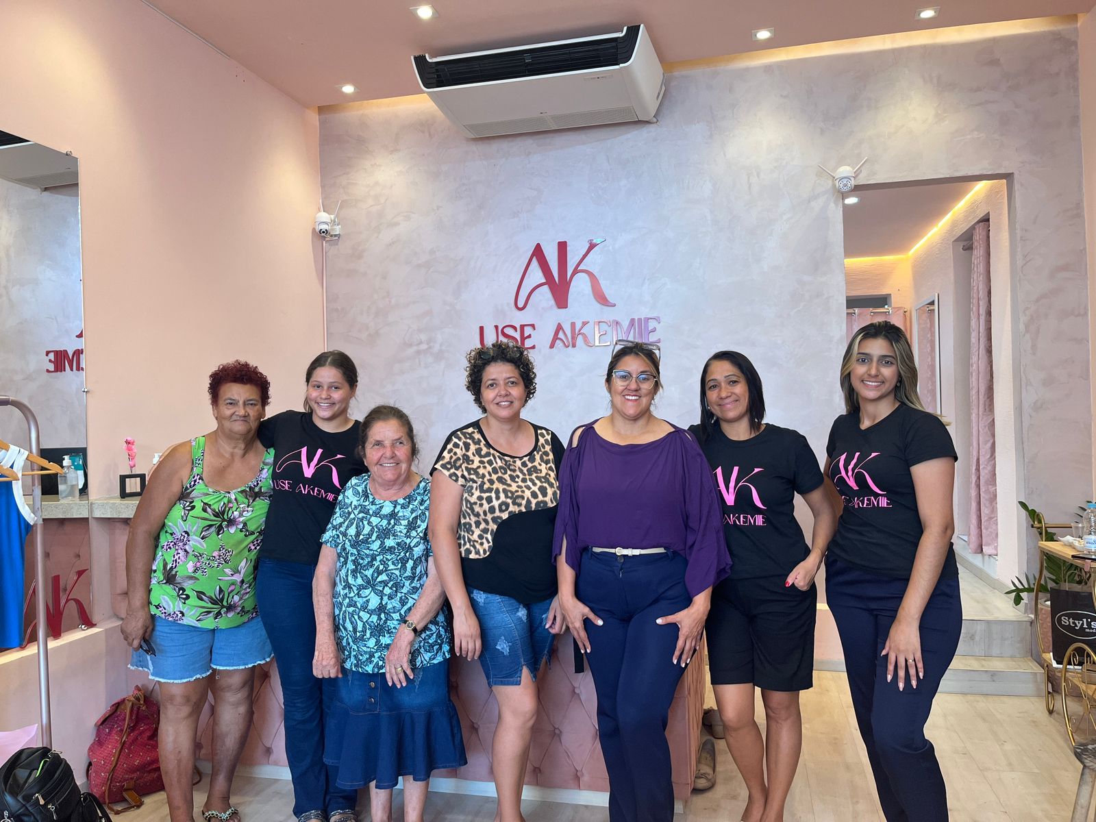 Tarde na Loja Use.Akemié: Participantes do Glamour Mulher 2024 escolhem seus Looks para Desfile.