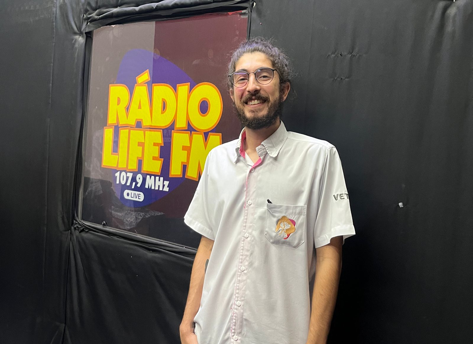 Castramóvel da prefeitura de Adamantina oferece serviços gratuitos a população, explica veterinário.