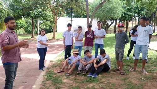 Alunos da EE Helen Keller realizam mutirão de limpeza nas margens do Córrego Caldeira