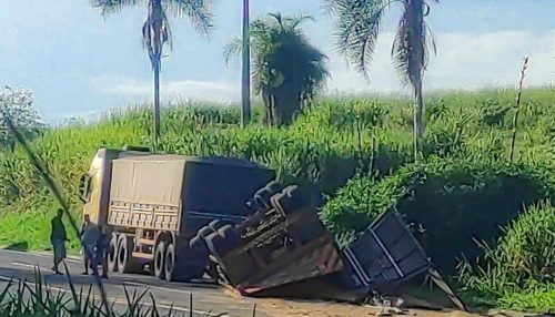 Carreta carregada de soja tomba na SP-294 em Parapuã