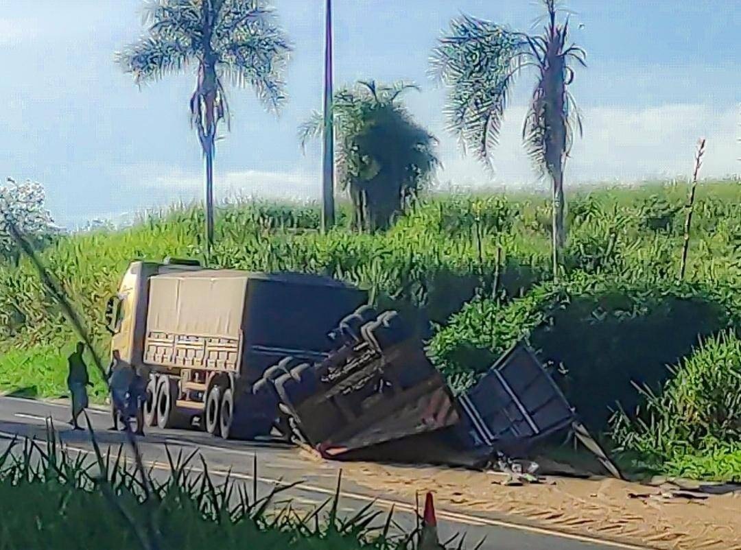 Carreta carregada de soja tomba na SP-294 em Parapuã