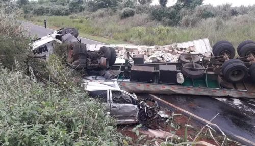 Colisão frontal entre caminhão e carro mata homem de 67 anos na Rodovia