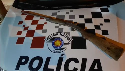 Com espingarda escondida, homem é preso por posse ilegal de arma de fogo e violência doméstica em Adamantina