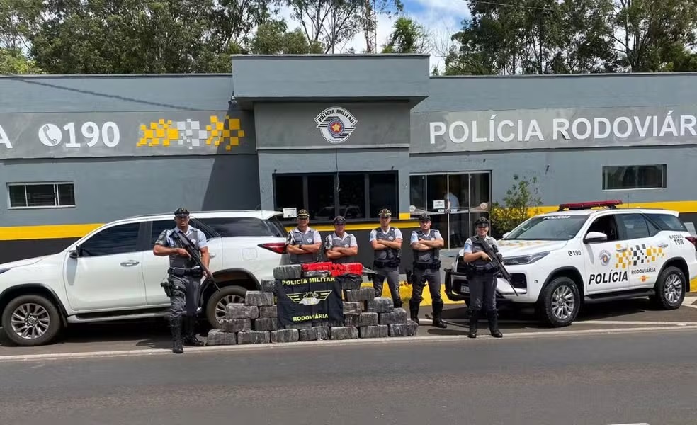 Motorista desobedece sinal de parada da polícia e abandona carro com meia tonelada de maconha em matagal