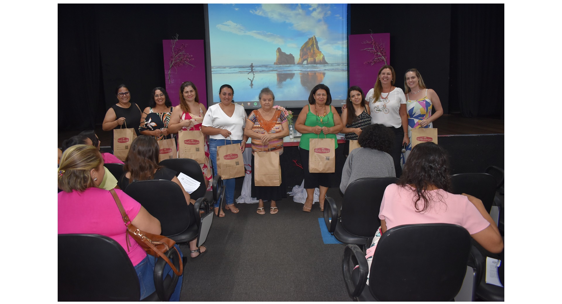 Empreendedoras aprendem como fazer um catálogo digital