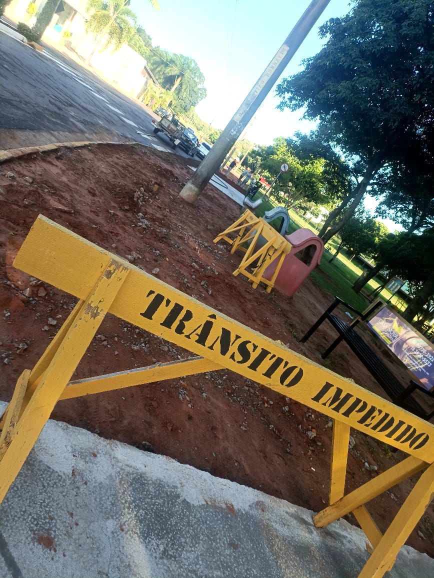 Prefeitura de Adamantina executa substituição de calçada ao redor do Parque dos Pioneiros