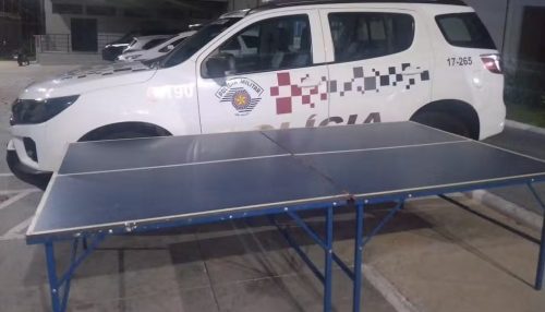 Grupo de amigos é preso por pular muro de escola e furtar mesa de ping pong de uma sala