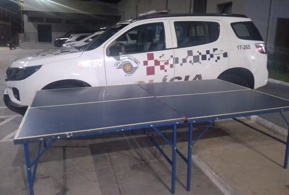 Grupo de amigos é preso por pular muro de escola e furtar mesa de ping pong de uma sala