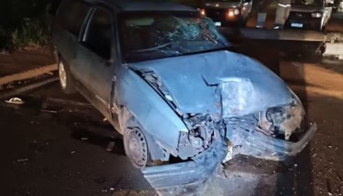 Adolescente pega carro escondido do pai, dá carona a amigos, mas bate contra poste e deixa 3,2 mil casas sem energia elétrica