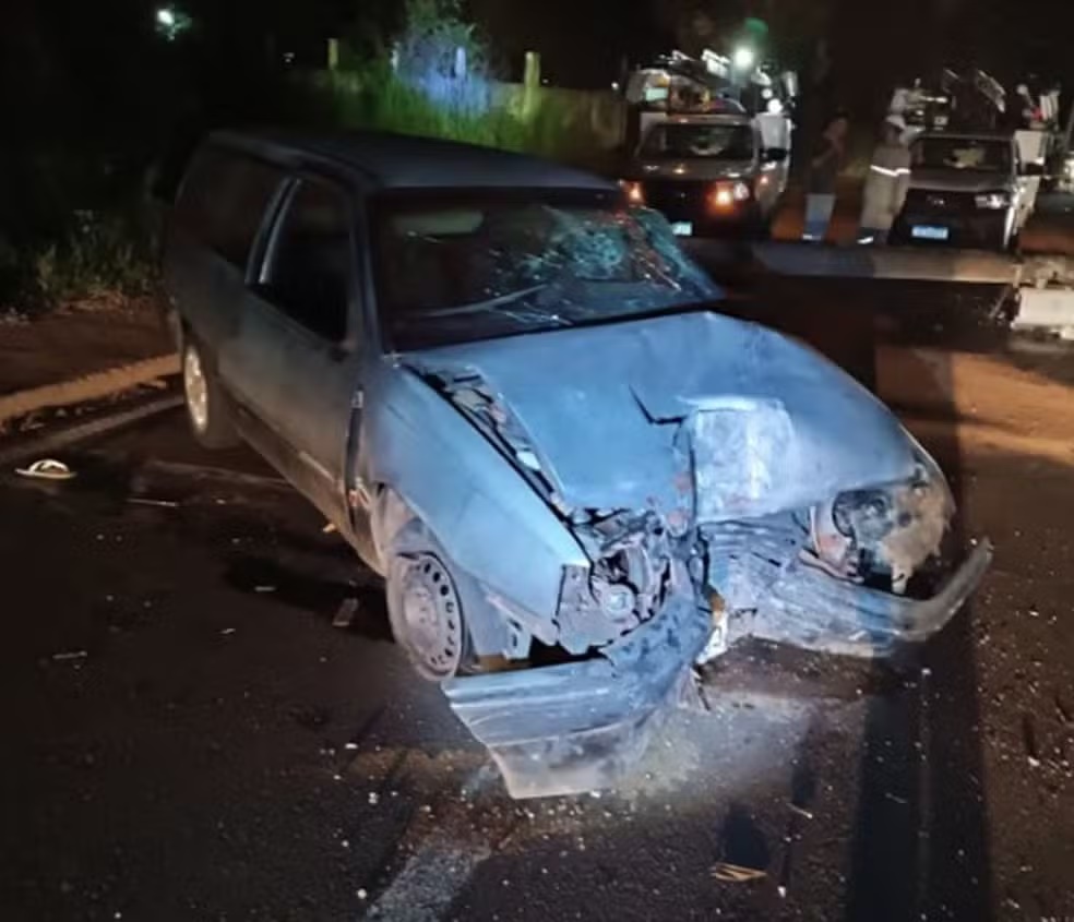 Adolescente pega carro escondido do pai, dá carona a amigos, mas bate contra poste e deixa 3,2 mil casas sem energia elétrica