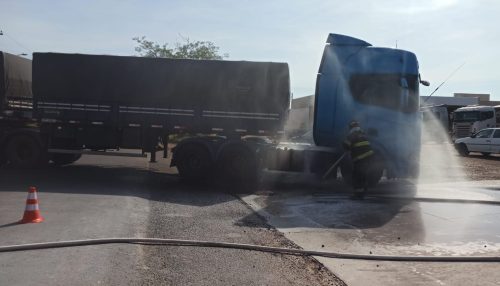 Bombeiros agem rápido e evitam tragédia ao controlar chamas de caminhão