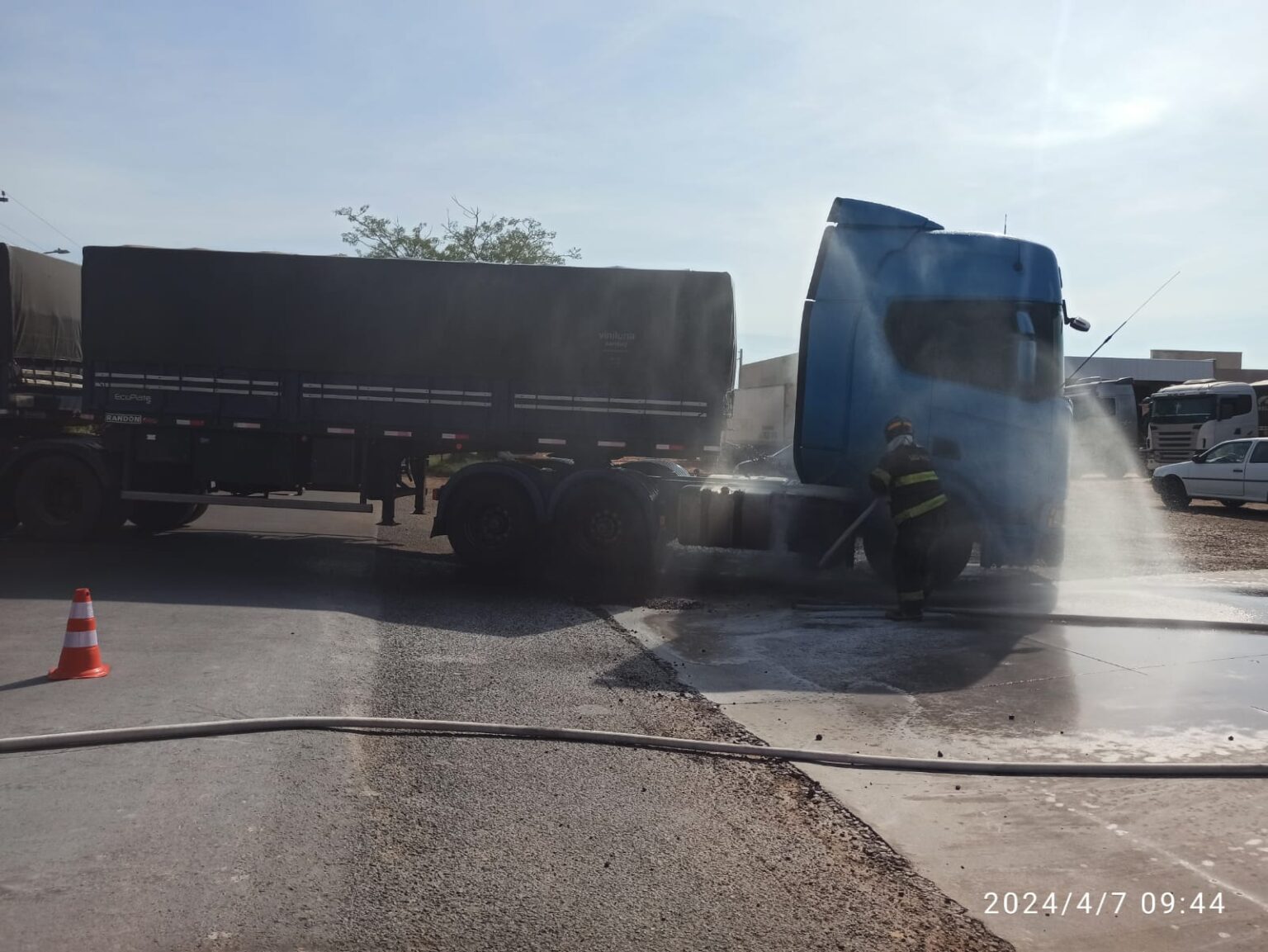 Bombeiros agem rápido e evitam tragédia ao controlar chamas de caminhão