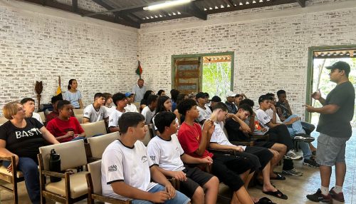 Alunos da EE Helen Keller visitam o Horto Florestal e participam de palestra sobre abelhas sem ferrão