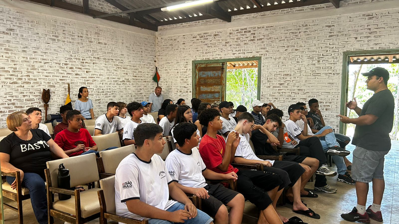 Alunos da EE Helen Keller visitam o Horto Florestal e participam de palestra sobre abelhas sem ferrão