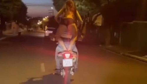 Funkeira acusada de apologia a pedofilia e zoofilia desfila rebolando em cima de moto no centro de Tupã