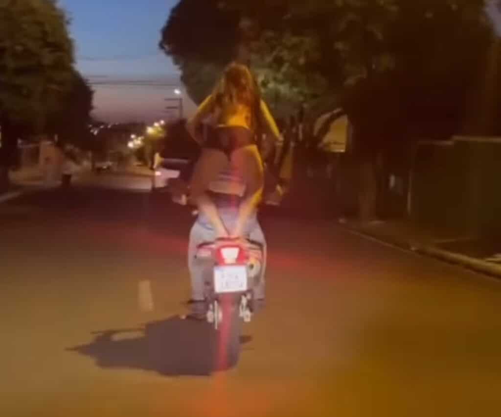 Funkeira acusada de apologia a pedofilia e zoofilia desfila rebolando em cima de moto no centro de Tupã