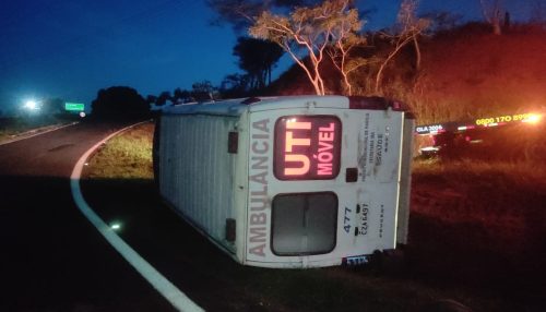 Ambulância do município de Marília tomba após condutor ter mal súbito, na SP – 294