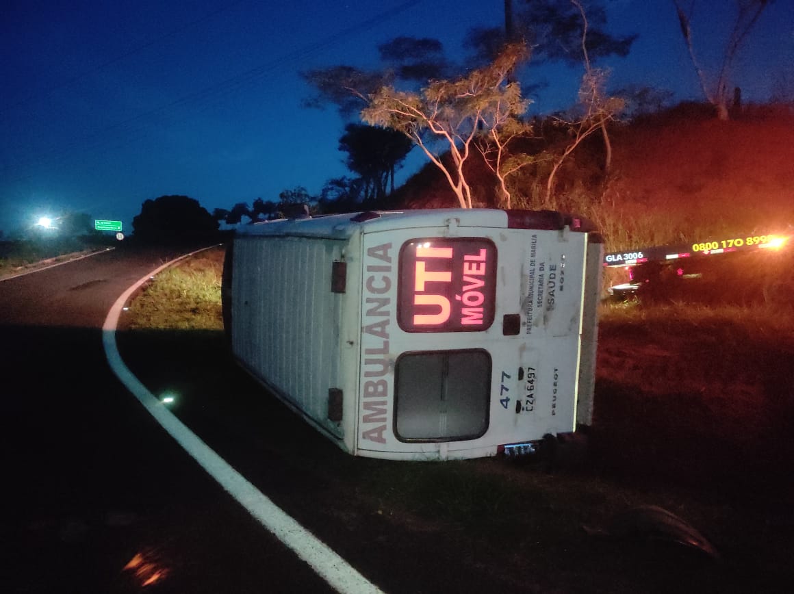 Ambulância do município de Marília tomba após condutor ter mal súbito, na SP – 294