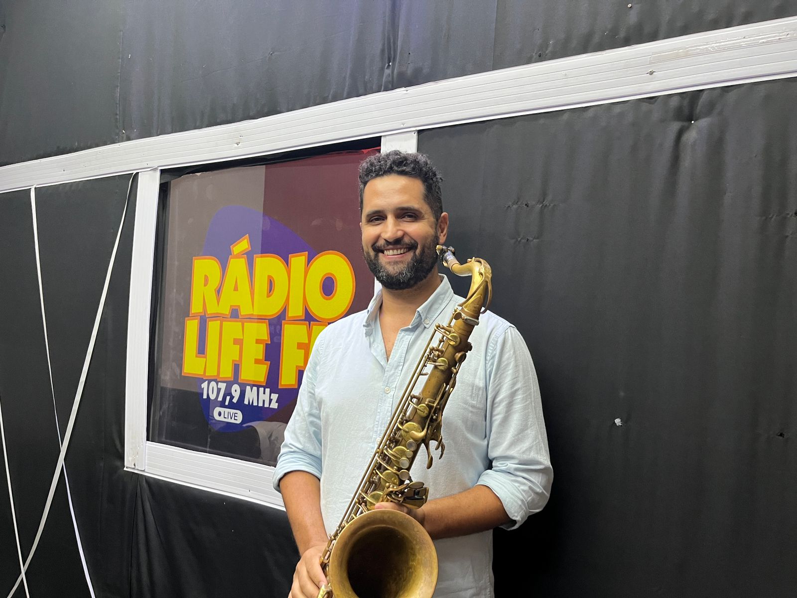 Jader Leandro aprendeu a tocar saxofone em um projeto social e hoje viaja para fora do país com seu saxofone.