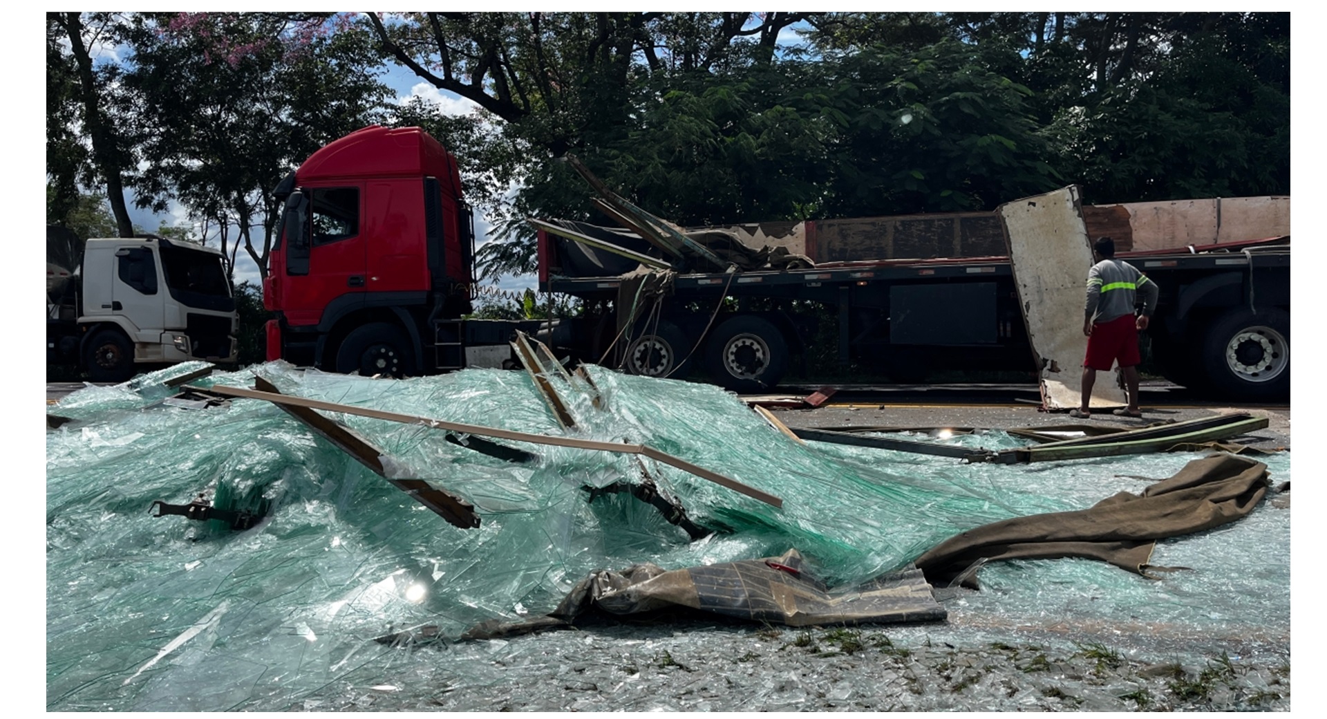 Carregamento de vidro se desprende de carreta e se esparrama na SP-294, em Adamantina