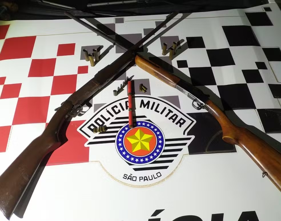 Após ameaçar pessoas em festa, homem é preso com espingardas e equipamentos de caça