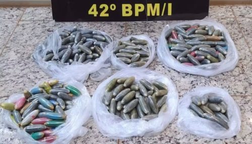 Com 300 cápsulas de cocaína no estômago, bolivianos são presos em posto de combustíveis