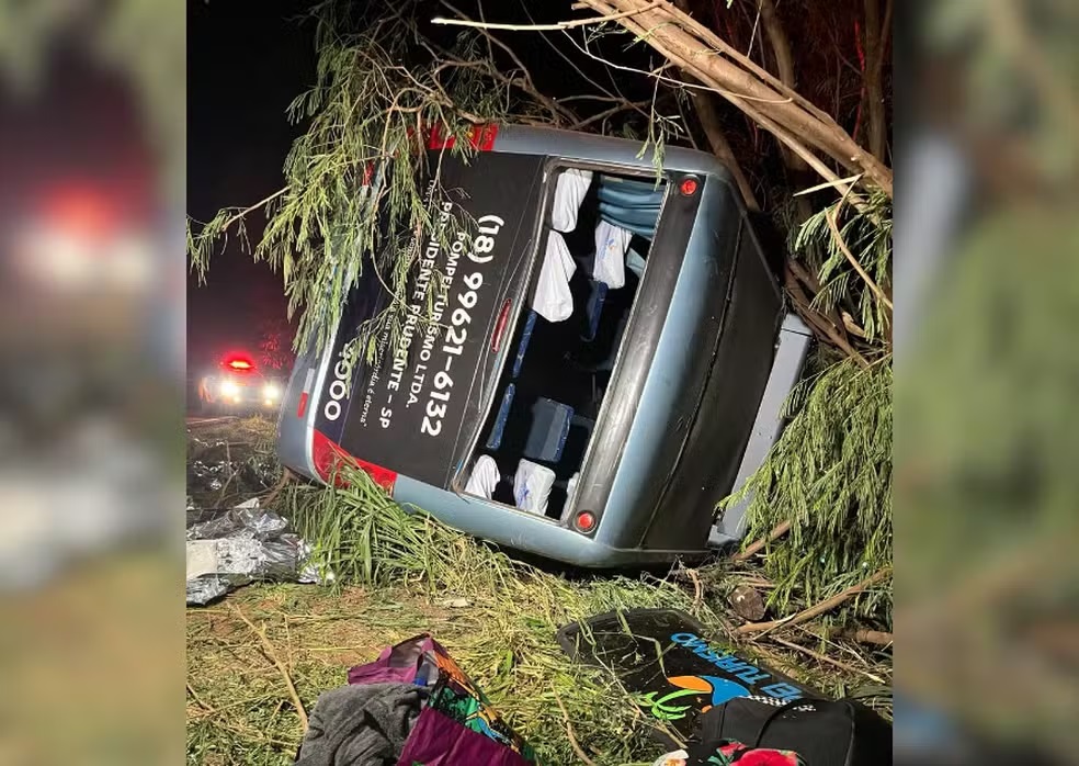 Três pessoas morrem e 19 ficam feridas após micro-ônibus tombar
