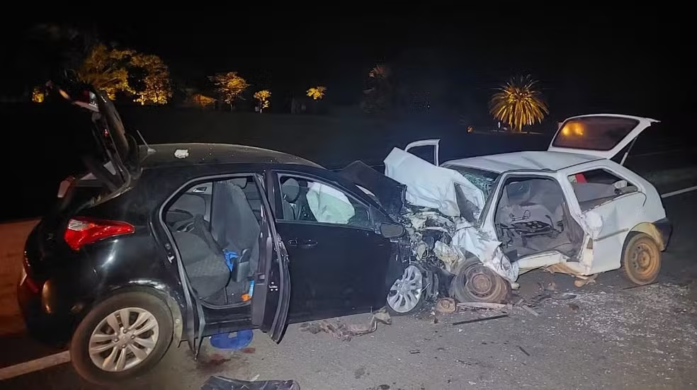 Duas pessoas morrem e outras duas ficam gravemente feridas após carros baterem de frente na SP-270