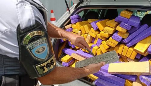 Paraguaio de 16 anos é flagrado dirigindo carro com mais de 460 kg de maconha,