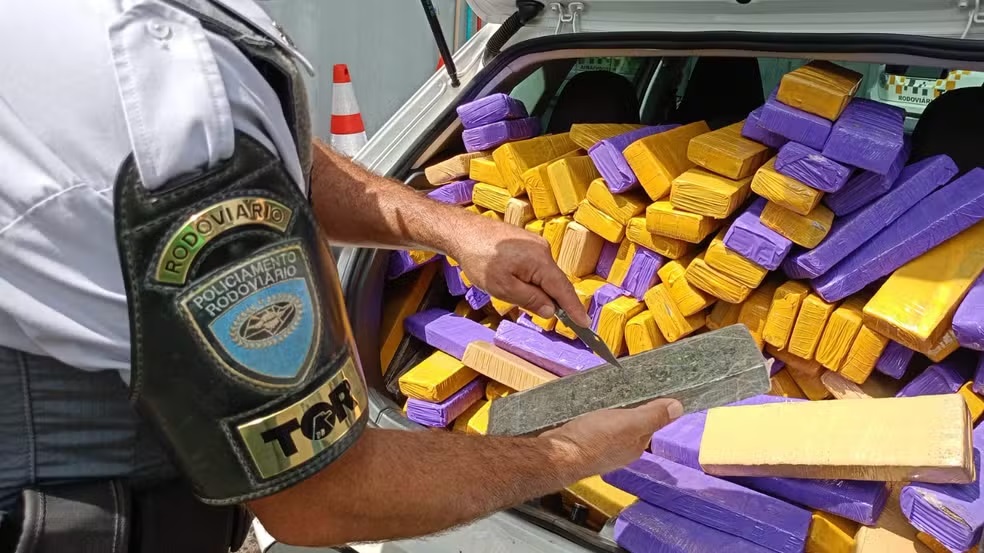 Paraguaio de 16 anos é flagrado dirigindo carro com mais de 460 kg de maconha,