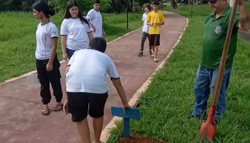 Alunos da EE Helen Keller instalam placas motivacionais nas margens do Córrego Caldeira.