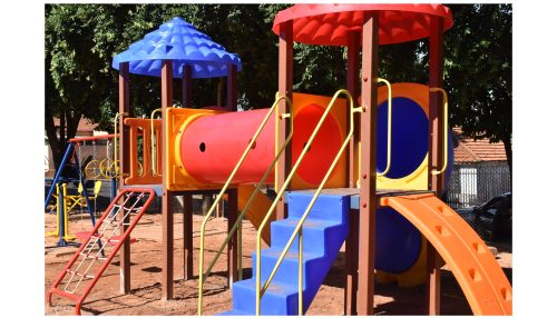 Prefeitura de Adamantina instala 11 novos parques infantis