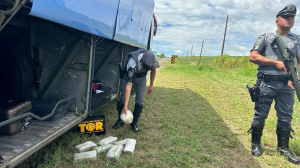 PM Rodoviária apreende drogas e faz duas prisões em ônibus na SP-294, em Flórida Paulista