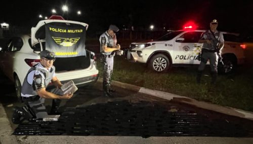 Dupla é presa com mais de 85 quilos de maconha e skank em porta-malas de carro na SP-294, em Parapuã