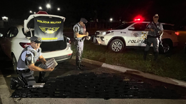 Dupla é presa com mais de 85 quilos de maconha e skank em porta-malas de carro na SP-294, em Parapuã
